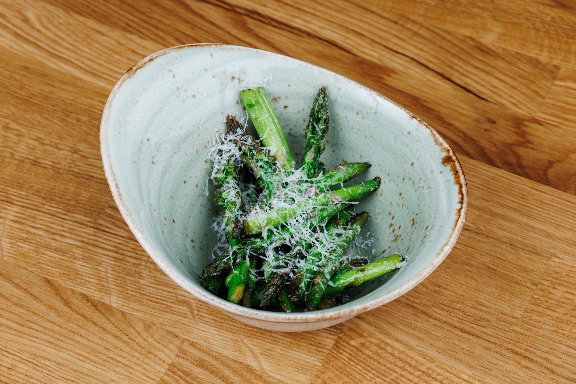 Asparagi grigliati con Pecorino Romano DOP e limone