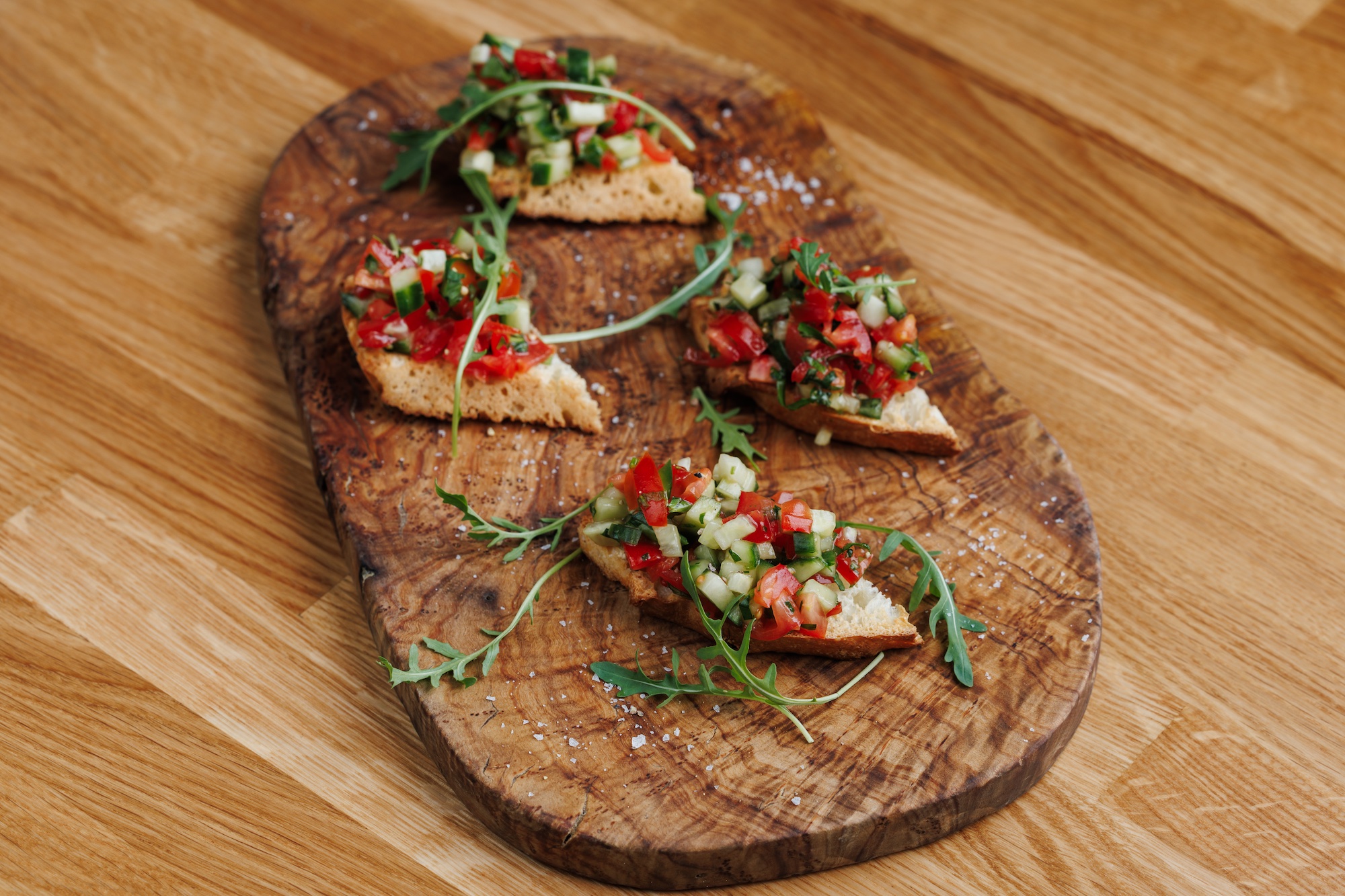 Bruschetta con tartare di pomodori italiani e cetriolo fresco