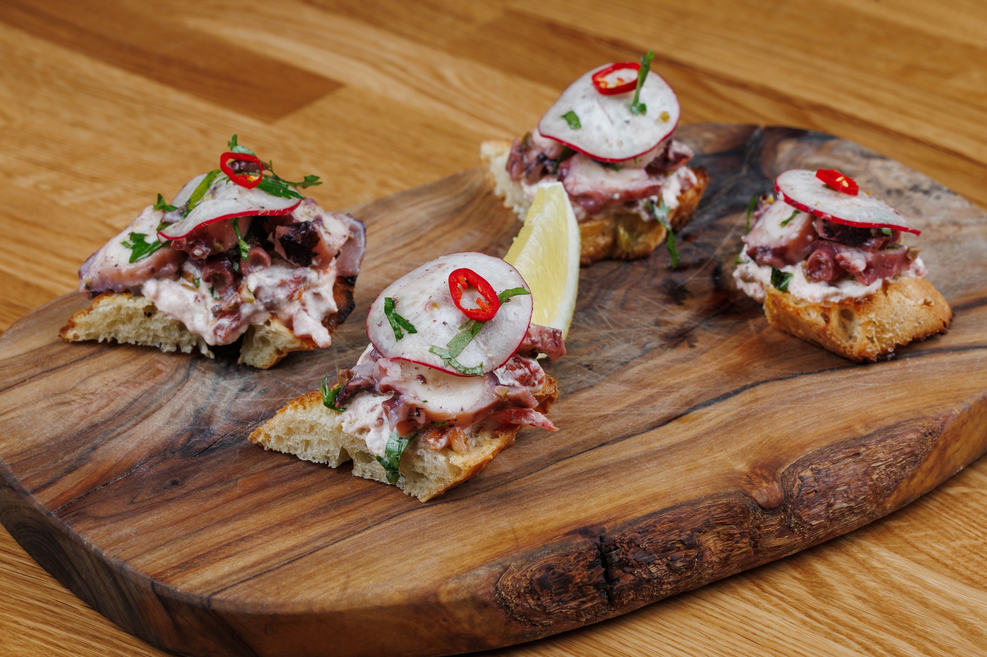 Bruschetta di mare con stracciatella e pomodorini al forno