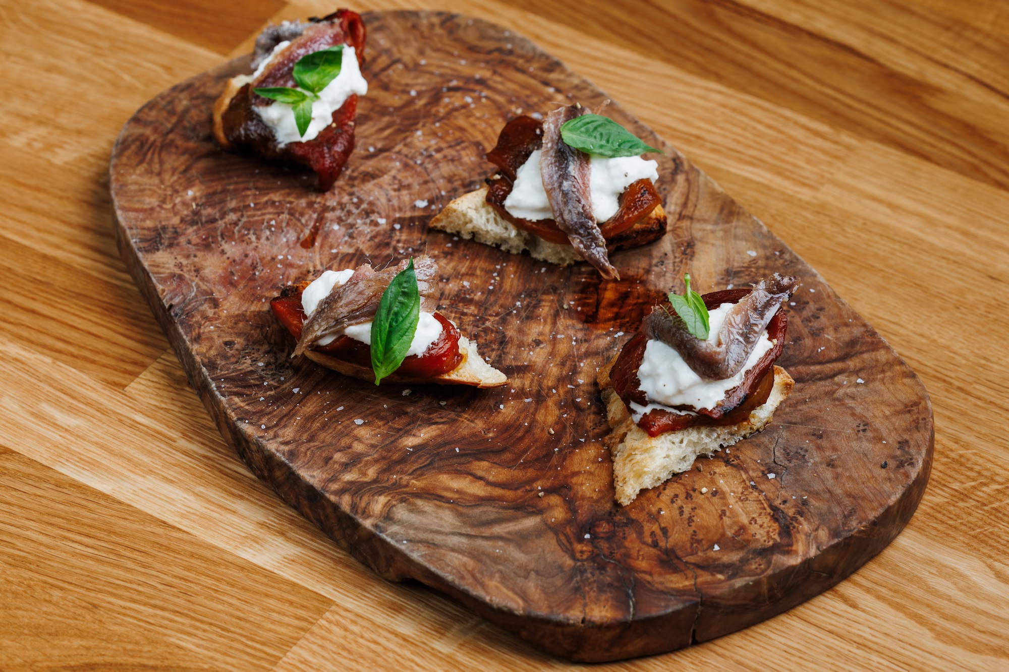 Bruschetta con peperoni grigliati, stracciatella e acciughe