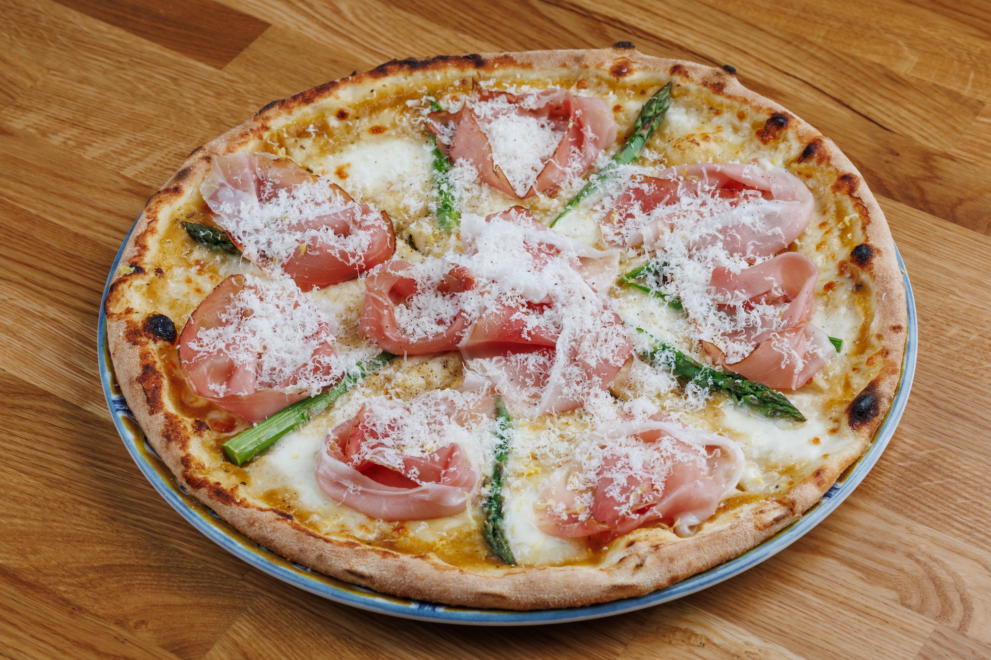 Pizza con asparagi grigliati, speck, mozzarella Fior di Latte e Pecorino Romano DOP