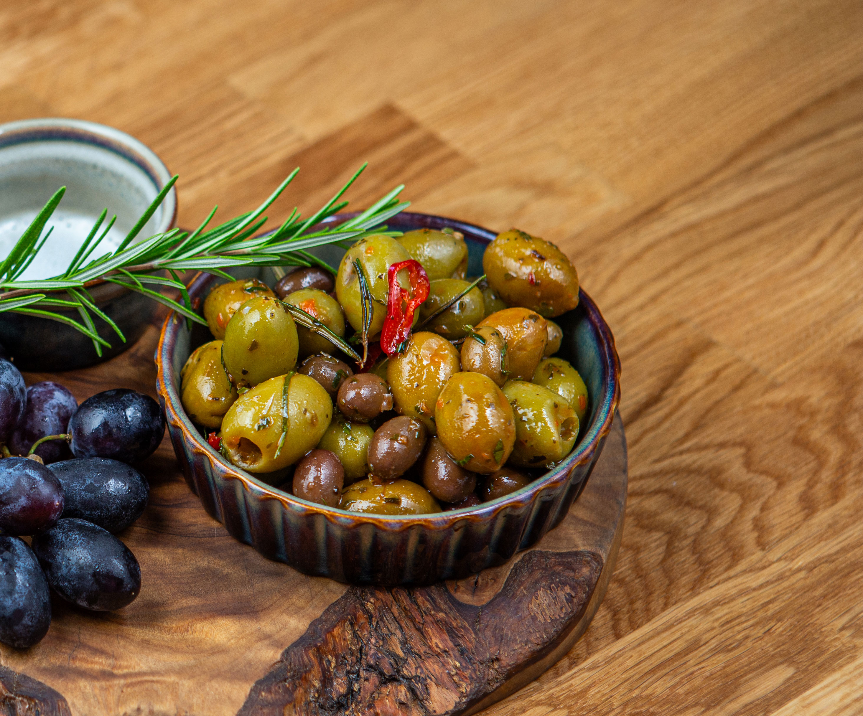 Selezione di olive italiane e frutta secca tostata
