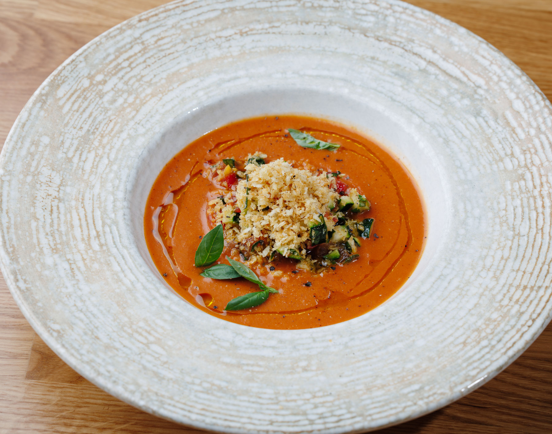 Zuppa fredda di pomodori italiani con cetriolo, sedano e croccante di panko