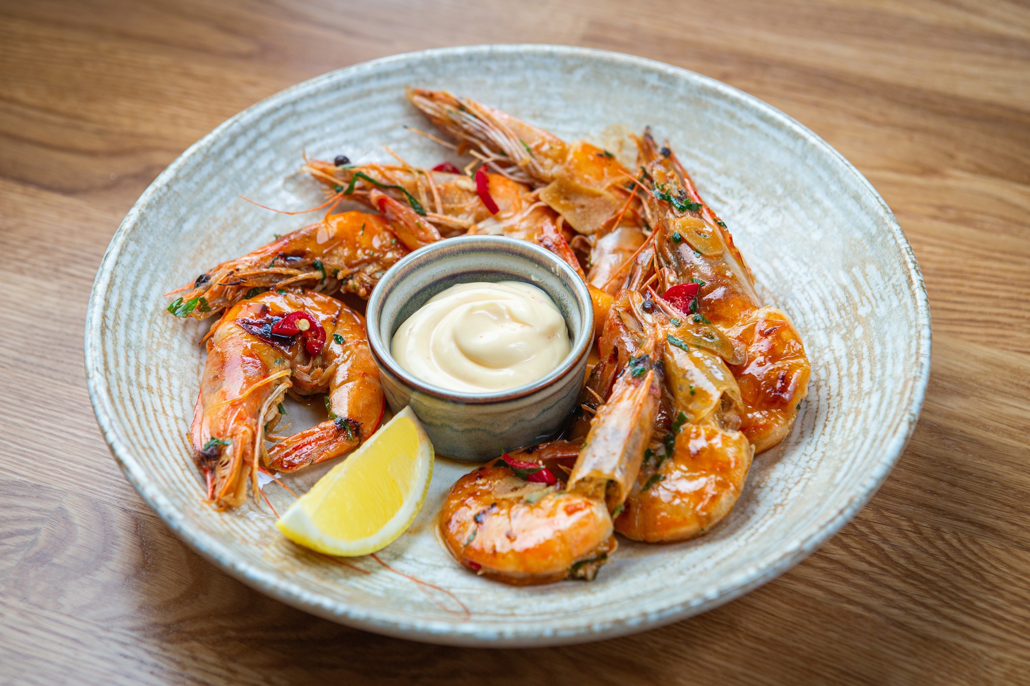 Gamberoni alla griglia con aioli al limone e peperoncino